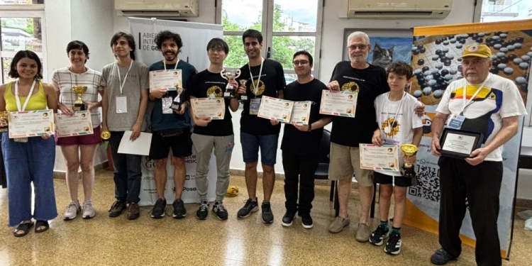 EXPERIENCIA. Hasegawa, quinto desde la izquierda, con el trofeo de campeón.
