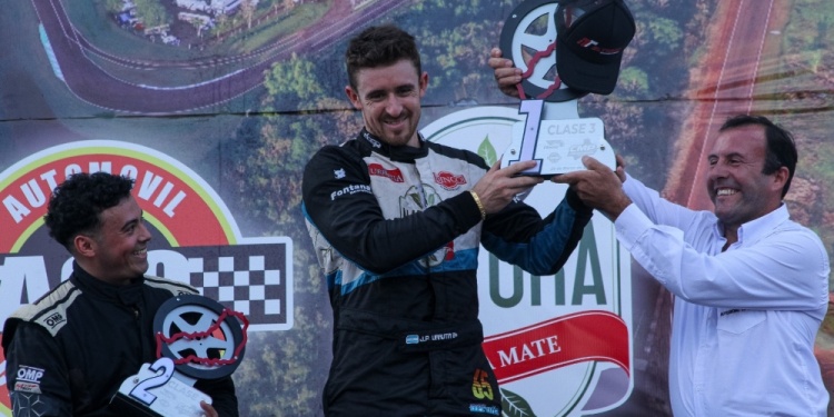 EN LO MÁS ALTO. Juan Pablo Urrutia celebra su victoria en la final de la C3.