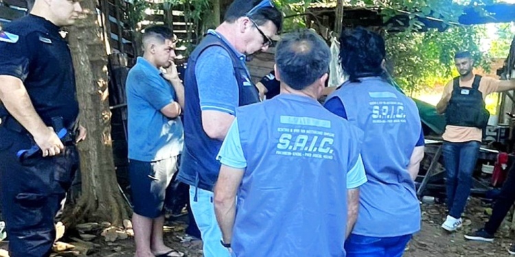 DESPLIEGUE. Integrantes de la SAIC, efectivos policiales de la UR-I y testigos en pleno procedimiento ayer en el barrio Villa Dolores.