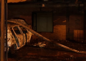 Fue a refaccionar una casa y se encontró su auto en llamas en el estacionamiento