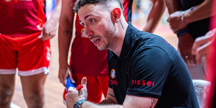 INDICACIONES. Aballone se mudó a Paraguay y dirige en la Liga Nacional.