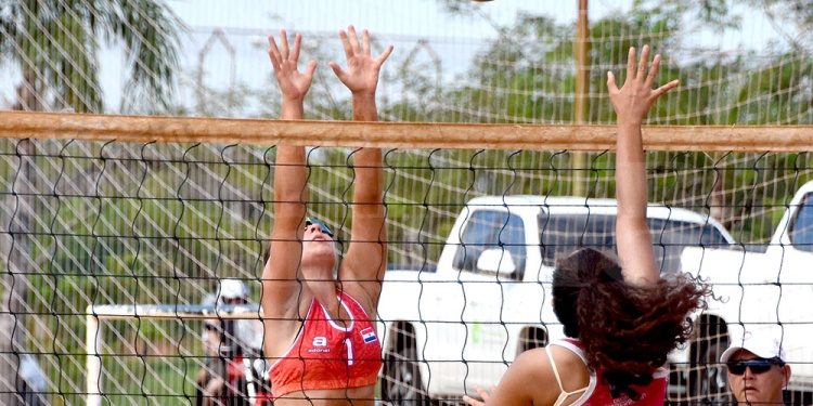 EN LA PLAYA. El torneo se disputa tanto en la rama masculina como femenina.