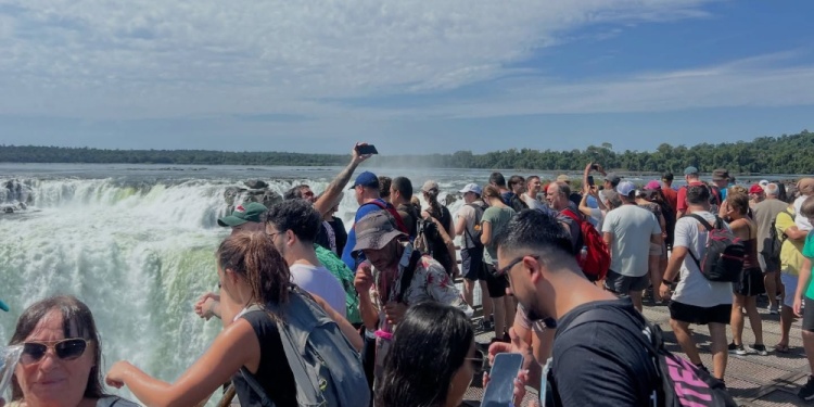 MOVIDO. Los diferentes circuitos de Cataratas estuvieron “cargados”. (Gentileza PNI).