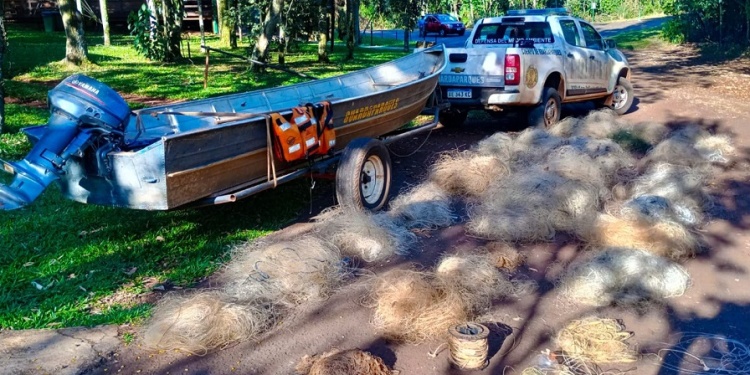 INCAUTADO. El material abandonado por los pescadores ilegales en la costa del río Uruguay ronda los 3,5 millones de pesos.