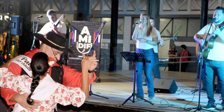 MÚSICA Y HOMENAJES. Anoche se celebró el Día del Difusor en el Paseo La Terminal de Posadas, con un festival que incluyó espectáculos en vivo a cargo de artistas locales y reconocimientos a referentes que promueven la cultura local y nacional.
