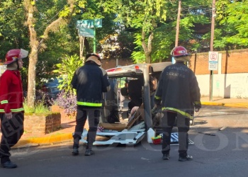 Choque y vuelco en pleno centro posadeño: hay heridos