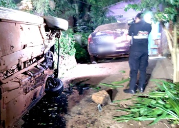 Perdió el control de su utilitario, chocó un auto y terminó dentro de una casa