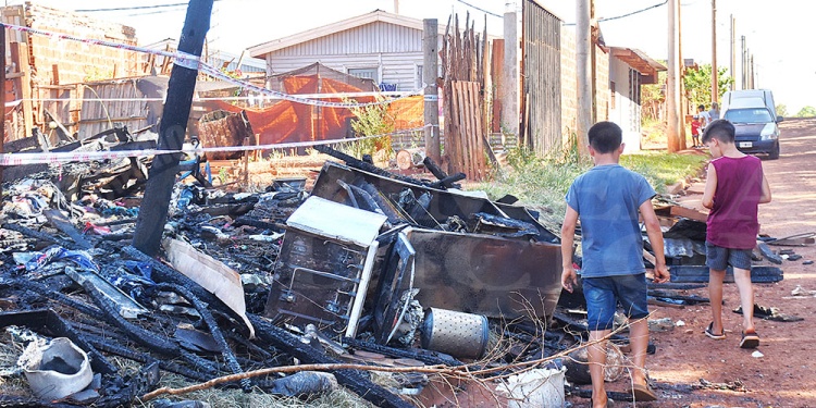 TODO ARRASADO. Las llamas destruyeron la vivienda y el pequeño taller de refacción de muebles y tapicería en el barrio de viviendas solidarias de la zona sur de Posadas.