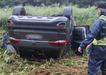 El Alcázar: hallan un auto volcado, preparado para contrabando y robado