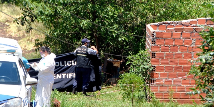 ESCENARIO DEL CRIMEN. Detrás de la estructura de mampostería hallaron el cuerpo de Giménez quemado.
