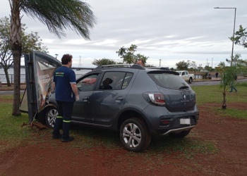 Perdió el control de su auto y chocó contra un cartel en la costanera