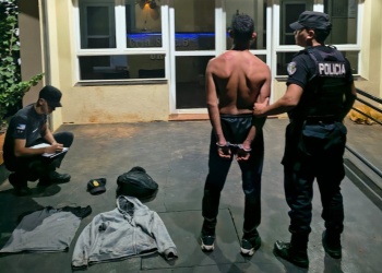 Huyó de la Policía, se desnudó para camuflarse en un baldío y terminó detenido