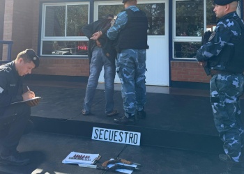 Detenido en 25 de Mayo tras amenazar a su hijastro con armas