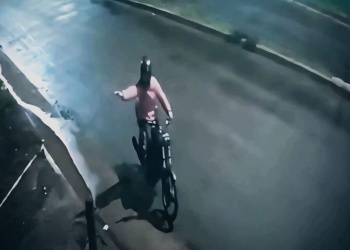 Cayó “Porqui”: lo filmaron baleando una casa en el barrio Aeroclub