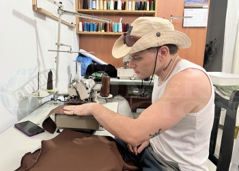 Del hospital al taller: transformó una crisis de salud en su propia marca de indumentaria