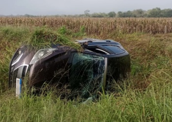 Milagro en la ruta: familia posadeña despistó y volcó con su auto en Santiago del Estero