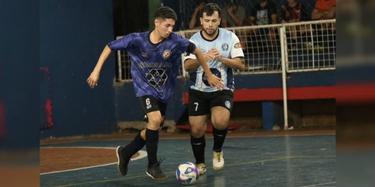 AL FRENTE. Ema Osorio, de Argentinos, escapa ante Pablo Belloni, de La Piponeta.