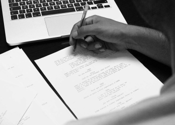 Convocan a guionistas a participar de un concurso nacional para cine y series