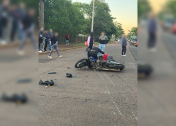 Buscan a un motociclista que escapó tras chocar y dejar herido a un conductor de aplicación en Posadas