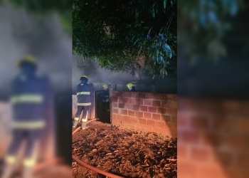 Incendio arrasó una vivienda en Jardín América