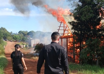 Voraz incendio destruyó por completo una vivienda en San Antonio
