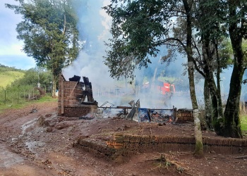 Incendio destruyó por completo una vivienda en Irigoyen