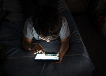 Hijos hiperconectados, derechos vulnerables: cómo proteger su imagen y su identidad en la era digital