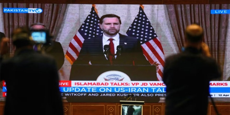 Camarógrafos grabaron el discurso del vicepresidente de EE.UU. JD Vance, transmitido por la televisión estatal tras su reunión con funcionarios iraníes en un centro de prensa en Islamabad.