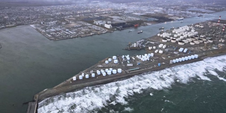 MONITOREO. La costa de Tomakomai, prefectura de Hokkaido, Japón, tras la emisión de una alerta de tsunami a raíz de un terremoto ayer.