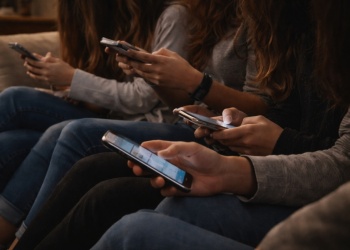 Generación Z: estudios advierten que sería la primera menos inteligente que sus padres