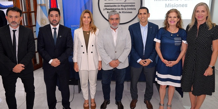 PRIMER PASO. Antonio López Forastier (CADEMIS), Carlos Giménez (Procurador) y los ministros del STJ Valeria Fiore, Roberto Uset, Cristian Benítez, Rosanna Venchiarutti y Cristina Leiva.