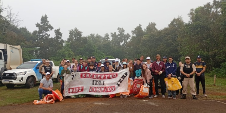 PARA IMITAR. Sin distinción de edades y credos, la consigna fue colaborar en la limpieza del río Uruguay desde la costa, en Alba Posse.