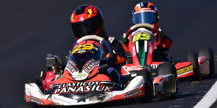 ARRANCA. Panasiuk y Silveira, palmo palmo en la última carrera.