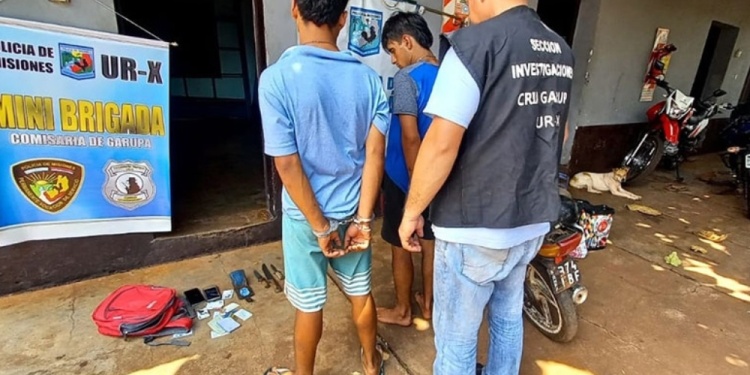 APREHENDIDO. Julián Nicolás Escalante (izquierda de la imagen) esposado y con las evidencias de sus robos calificados: celulares y documentos de sus víctimas y los tres cuchillos