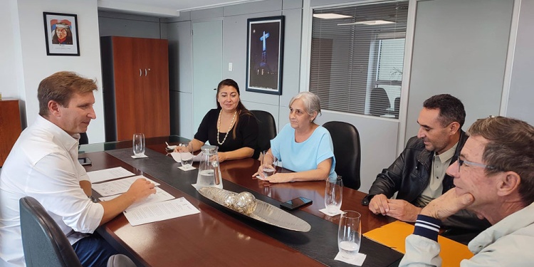 EN LA LEGISLATURA. Los vecinos que impulsan la iniciativa se reunieron con el titular del Poder, Sebastián Macias.