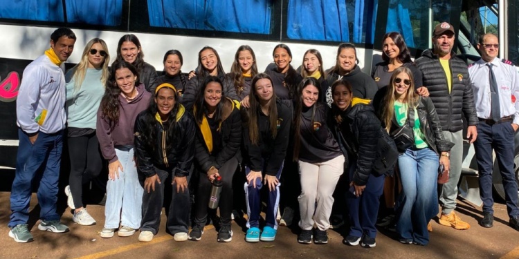 EN CAMINO. El equipo de Damas Mayores de Tacurú antes del viaje.
