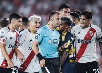 “Apenas siente el contacto, Martínez Quarta exagera la caída”: qué dijo Paletta sobre la polémica del Superclásico