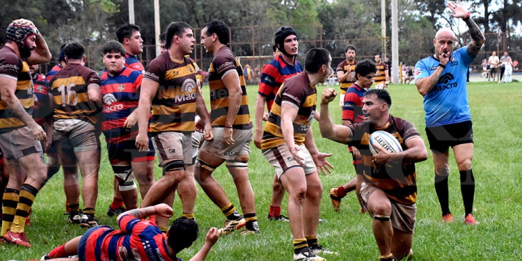 TRY. Ariel Fassi (autor festeja), el árbitro Visser convalida un nuevo ensayo de Tacurú al ganarle un scrum a Centro.