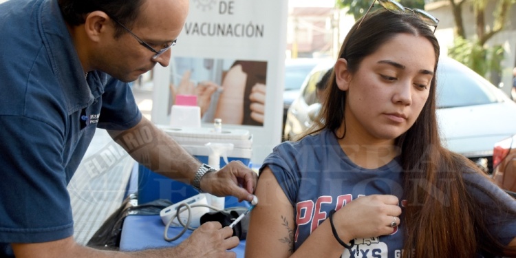 DEMANDA ESTACIONAL. Antes de viajar a Brasil, muchas personas acuden al vacunatorio a inmunizarse.