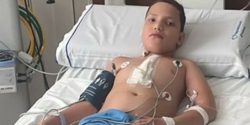 CONTROLES. Valentino y su cirujano en la consulta de ayer.