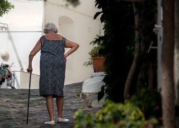 Caídas en la tercera edad: riesgo silencioso que puede cambiar  la vida en segundos
