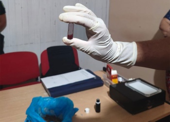 Violó una restricción, fue denunciado y la mujer entregó droga en la comisaría
