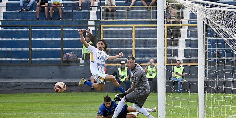 EN CERO. En su última presentación, el Auriazul igualó 0-0 ante Sarmiento. (Archivo)