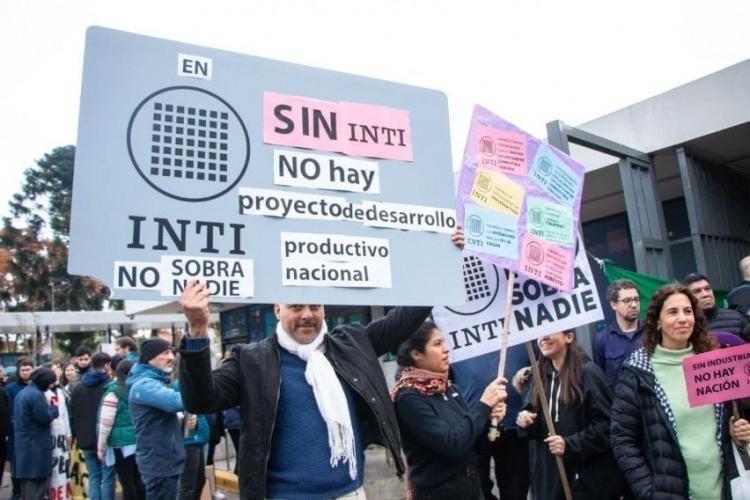 El INTI paraliza actividades por 24 horas frente a la amenaza de recortes y cierres