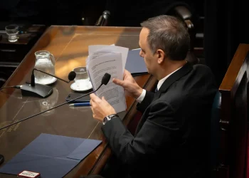 Levantaron el secreto fiscal de Manuel Adorni y su esposa, Bettina Angeletti