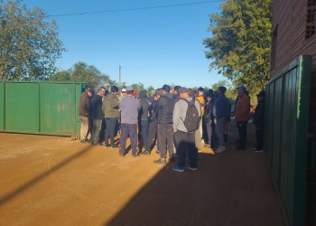 El aserradero Linor SRL anunció su cierre y trabajadores bloquearon el retiro de maquinaria