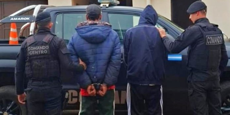 PARTE DE LA GAVILLA. Dos jóvenes fueron descubiertos trepados a postes e intentando cortar cables el domingo por la tarde.