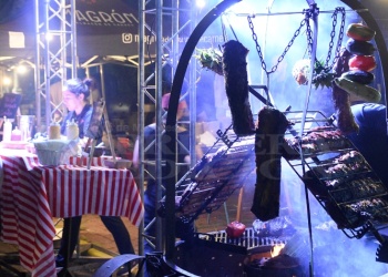 Shows y gastronomía encendieron Brilla Sarita