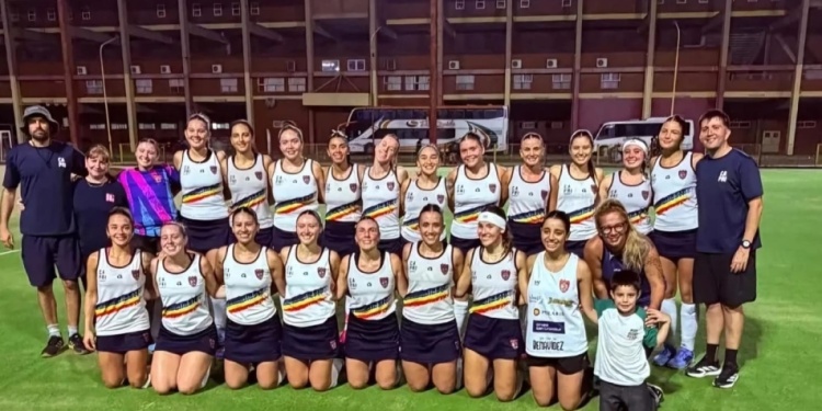 VUELTA OLÍMPICA. Las chicas del Azzurro cantaron victoria en Chaco.