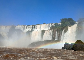 Tras semanas bajo el promedio, el Iguazú aumentó su caudal y tiñó de rojo las Cataratas